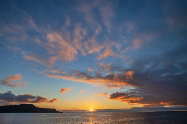 Jones, Adam 아티스트의 Sunset over Pacific Ocean-Santiago Island-Galapagos Islands-Ecuador작품입니다.